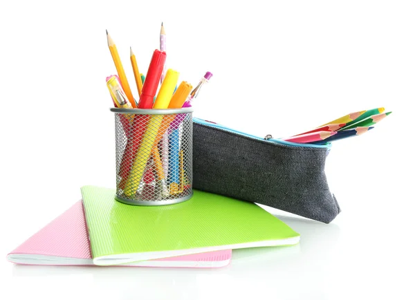 Caja de lápiz con equipo escolar aislado en blanco — Foto de Stock