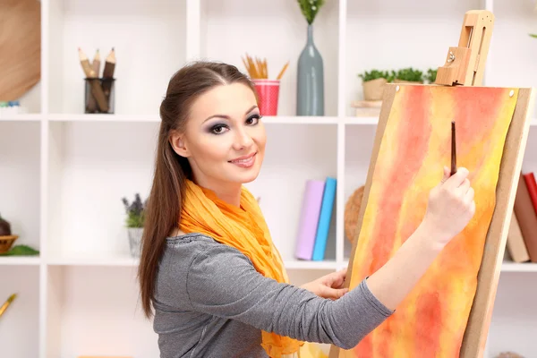 Belle jeune femme peintre au travail, sur fond intérieur de la chambre — Photo