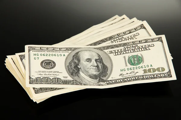 Montón de billetes de cien dólares primer plano aislado en negro —  Fotos de Stock