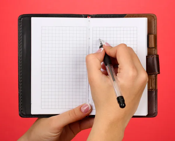 Escribir a mano en cuaderno, sobre fondo de color — Foto de Stock