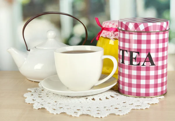 Glas und Tasse Tee isoliert auf weiß — Stockfoto