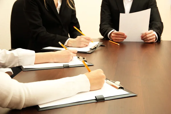 Primo piano delle mani d'affari durante il lavoro di squadra — Foto Stock