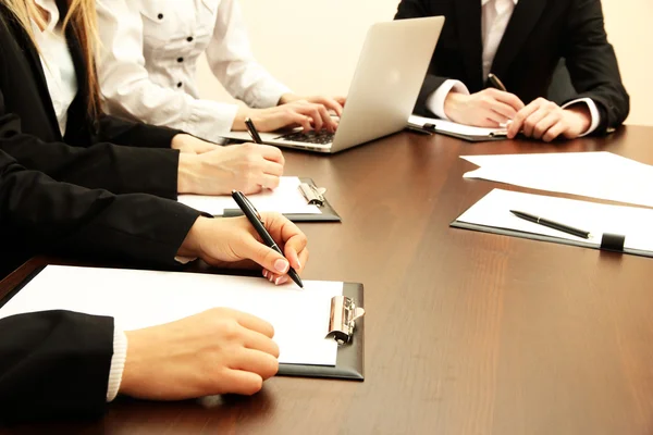 Primer plano de las manos de negocios durante el trabajo en equipo —  Fotos de Stock