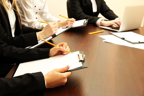 Primer plano de las manos de negocios durante el trabajo en equipo — Foto de Stock