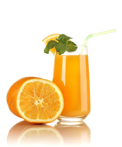 Glas sinaasappelsap met munt en geïsoleerd op wit oranje — Stockfoto