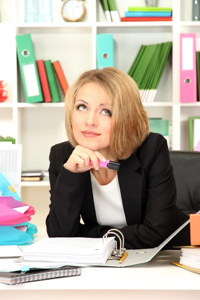 Vacker ung affärskvinna arbetande i kontor — Stockfoto