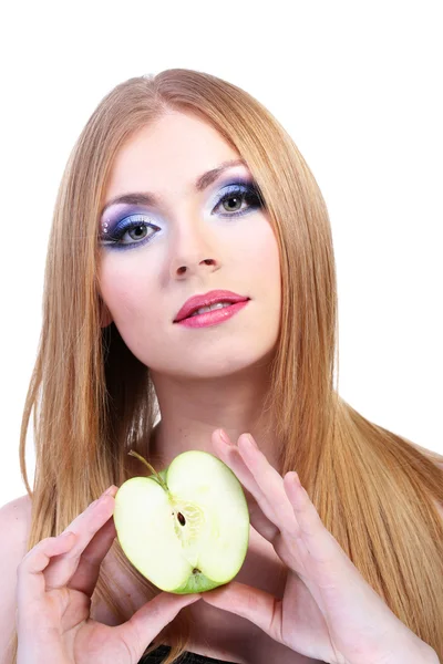 Vacker ung kvinna med glamour make up och apple, isolerad på vit — Stockfoto