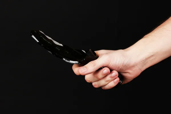 Mannenhand met gebroken glas fles, geïsoleerd op zwart — Stockfoto