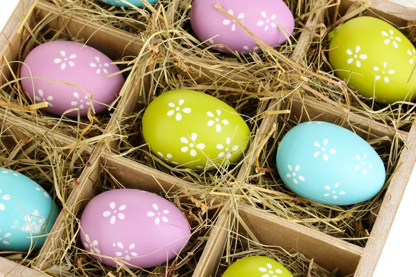 Huevos de Pascua en cesta de madera de cerca — Foto de Stock