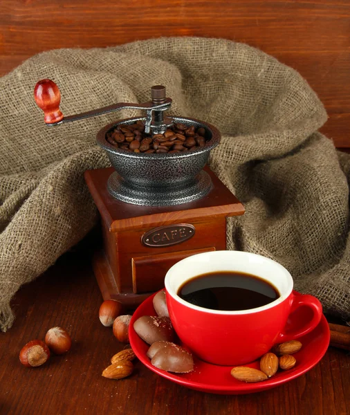 Mörk choklad, varm dryck och kaffe kvarn på trä bakgrund — Stockfoto