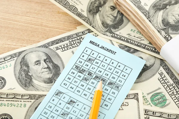 Loterie, peníze a tužka na dřevěné pozadí — Stock fotografie