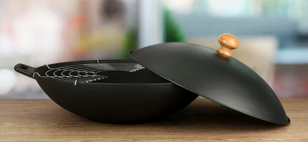 Preto wok pan na mesa da cozinha, close-up — Fotografia de Stock