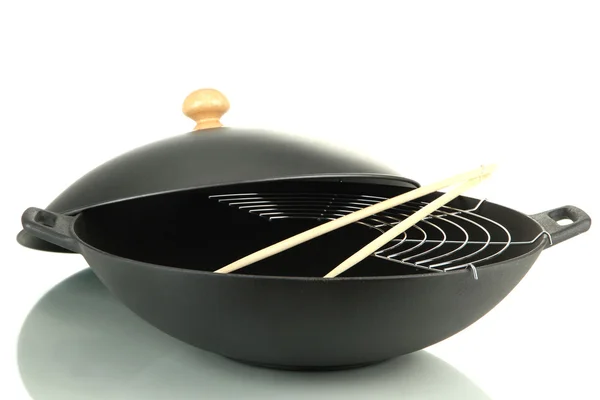 Panela wok preto isolado em branco — Fotografia de Stock