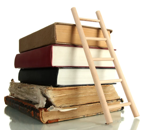 Oude boeken en houten ladder, geïsoleerd op wit — Stockfoto