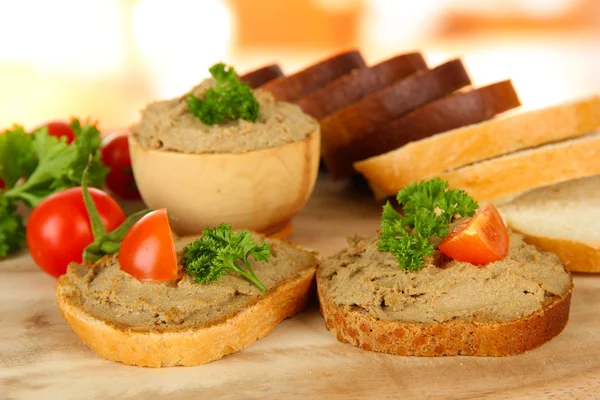 Komposition aus frischen Pasteten, Tomaten und Brot, auf hellem Hintergrund — Stockfoto