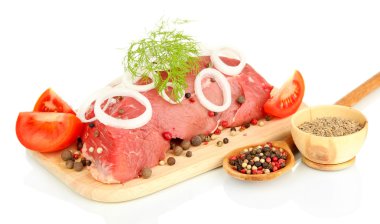 Şifalı otlarla Marine ham sığır eti ve baharat üzerine beyaz izole