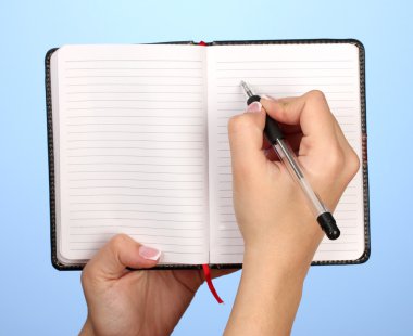 defter, renkli arka plan üzerinde el yazma