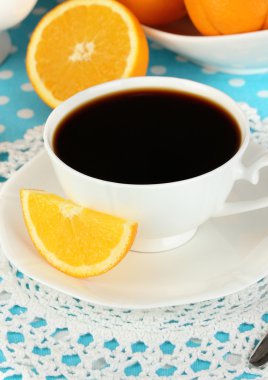 güzel beyaz yemek servisi ile portakal mavi masa örtüsü yakın çekim üzerinde