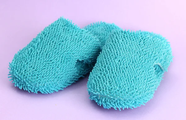 Pantuflas brillantes, sobre fondo púrpura — Foto de Stock