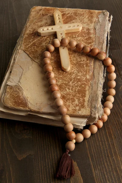 Biblia, różaniec i krzyż na drewniany stół szczegół — Zdjęcie stockowe