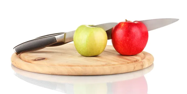 Manzanas rojas, verdes y cuchillo en tabla de cortar, aisladas en blanco — Foto de Stock