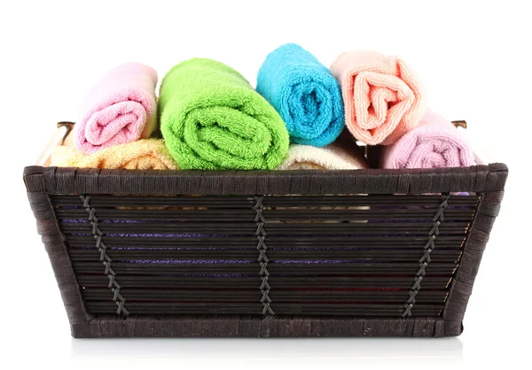 Kleurrijke handdoeken in mand geïsoleerd op wit — Stockfoto