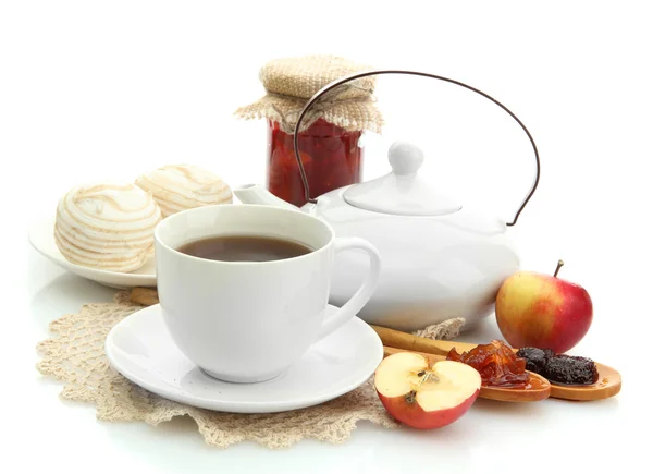 Colazione leggera con tè e marmellata fatta in casa, isolata su bianco — Foto Stock