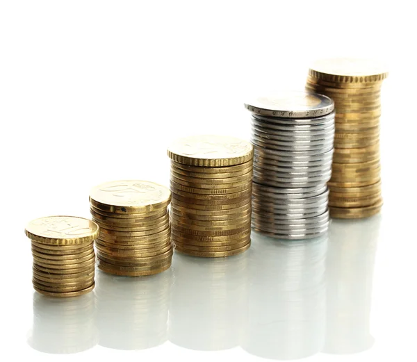 Muitas moedas em colunas isoladas em branco — Fotografia de Stock