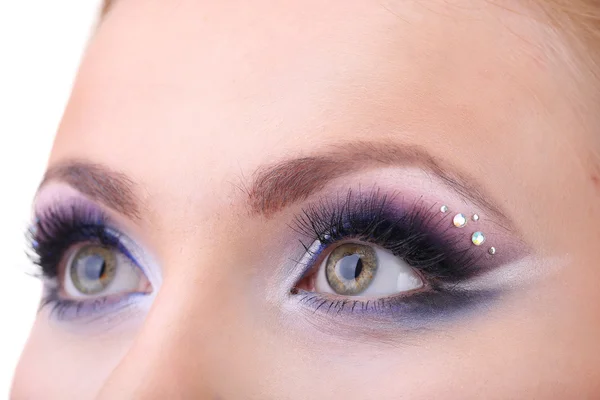 Vackra kvinnliga ögon med ljusa blå make-up — Stockfoto