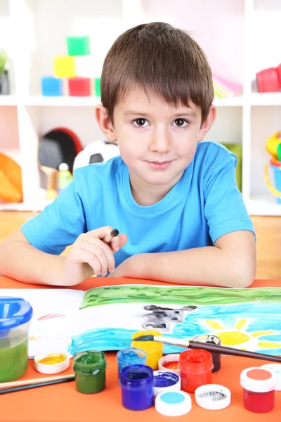 Lindo niño pintando en su álbum — Foto de Stock