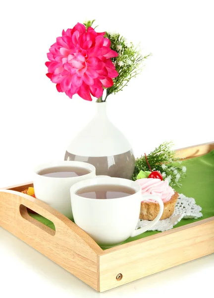 Çiçek ve pasta üzerinde beyaz izole ahşap tepsi ile çay bardağı — Stok fotoğraf