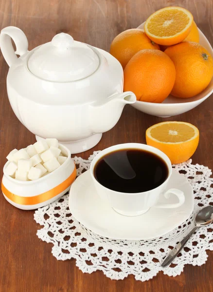 木製のテーブルのクローズ アップのオレンジと美しい白いディナー サービス — ストック写真
