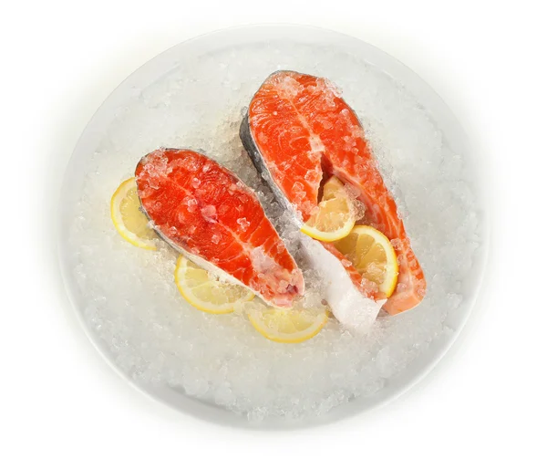 Trozos de pescado rojo sobre hielo en plato aislado sobre blanco —  Fotos de Stock