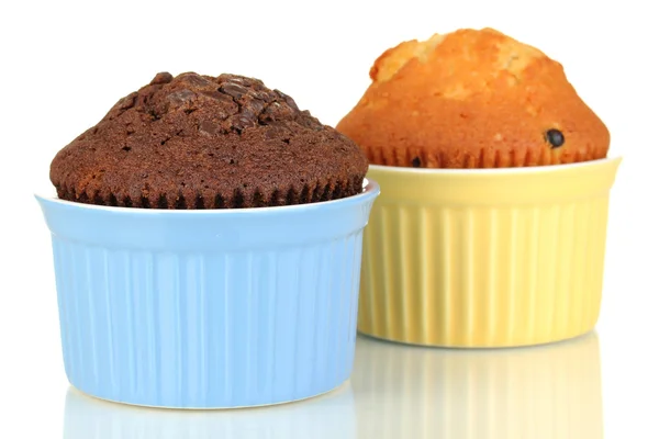 Gâteaux dans des bols pour la cuisson isolés sur blanc — Photo