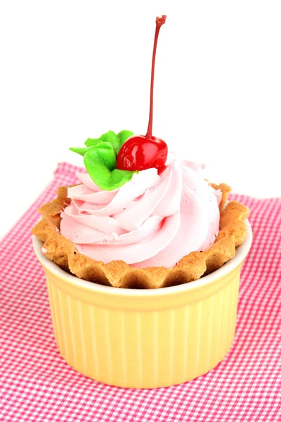Kaka med körsbär i skål för bakning isolerad på vit — Stockfoto