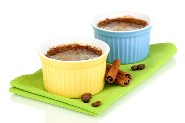Chokladpudding i skålar för bakning isolerad på vit — Stockfoto