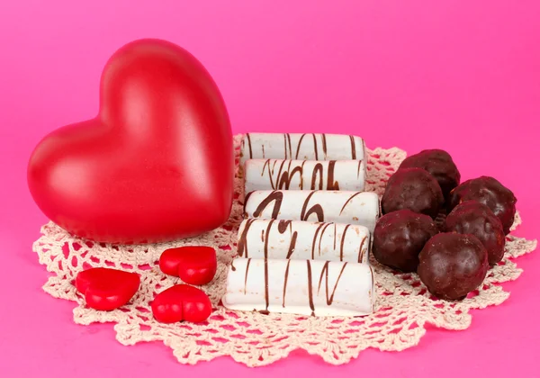 Galletas dulces con corazones sobre fondo rosa — Foto de Stock
