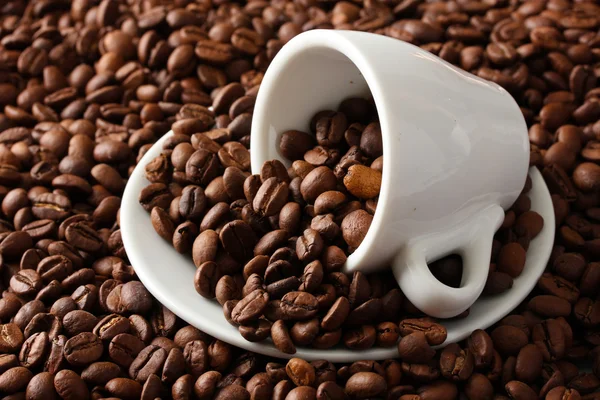 Copo com grãos de café, close-up — Fotografia de Stock