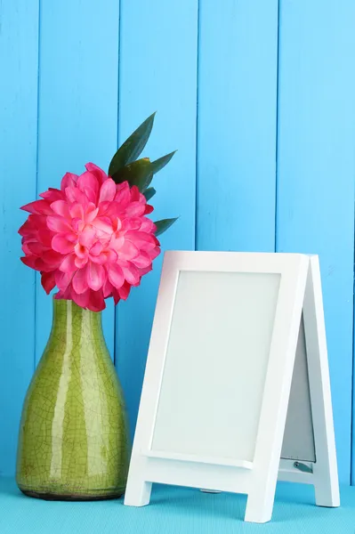 Moldura de foto branca para decoração de casa no fundo azul — Fotografia de Stock