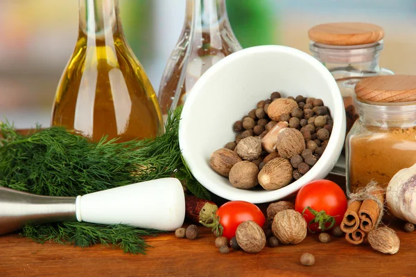 Samenstelling van de mortel, flessen met olijfolie en azijn en groene kruiden, op lichte achtergrond — Stockfoto