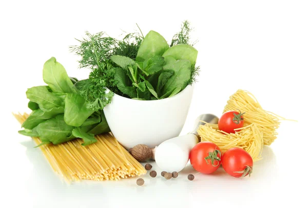 Samenstelling van de mortel, pasta en groene kruiden, geïsoleerd op wit — Stockfoto
