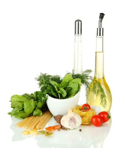 Samenstelling van de mortel, pasta en groene kruiden, geïsoleerd op wit — Stockfoto