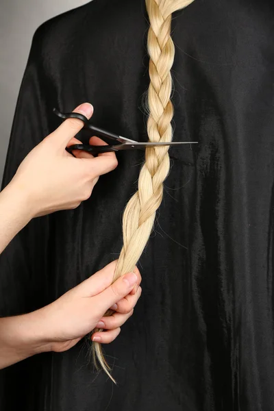 Taglio capelli biondi su sfondo grigio — Foto Stock