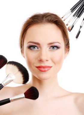 Makyaj fırçaları, üzerinde beyaz izole ile güzel bir kadın portresi