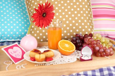 Sevgililer günü yakın çekim üzerinde yatakta kahvaltı