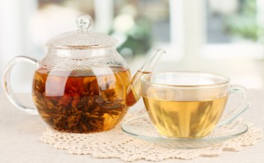 parlak zemin üzerine cam demlik çiçekli egzotik yeşil çay