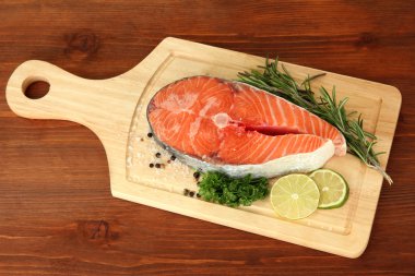 ahşap zemin üzerinde kesme tahtası üzerinde taze somon steak