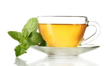 Bir fincan naneli çay, beyaz üzerine izole edilmiş.