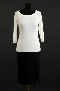 beyaz gömlek ve siyah arka plan üzerine manken üzerinde siyah etek