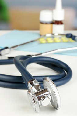 Masanın üzerinde yatan stetoskop yakın çekim